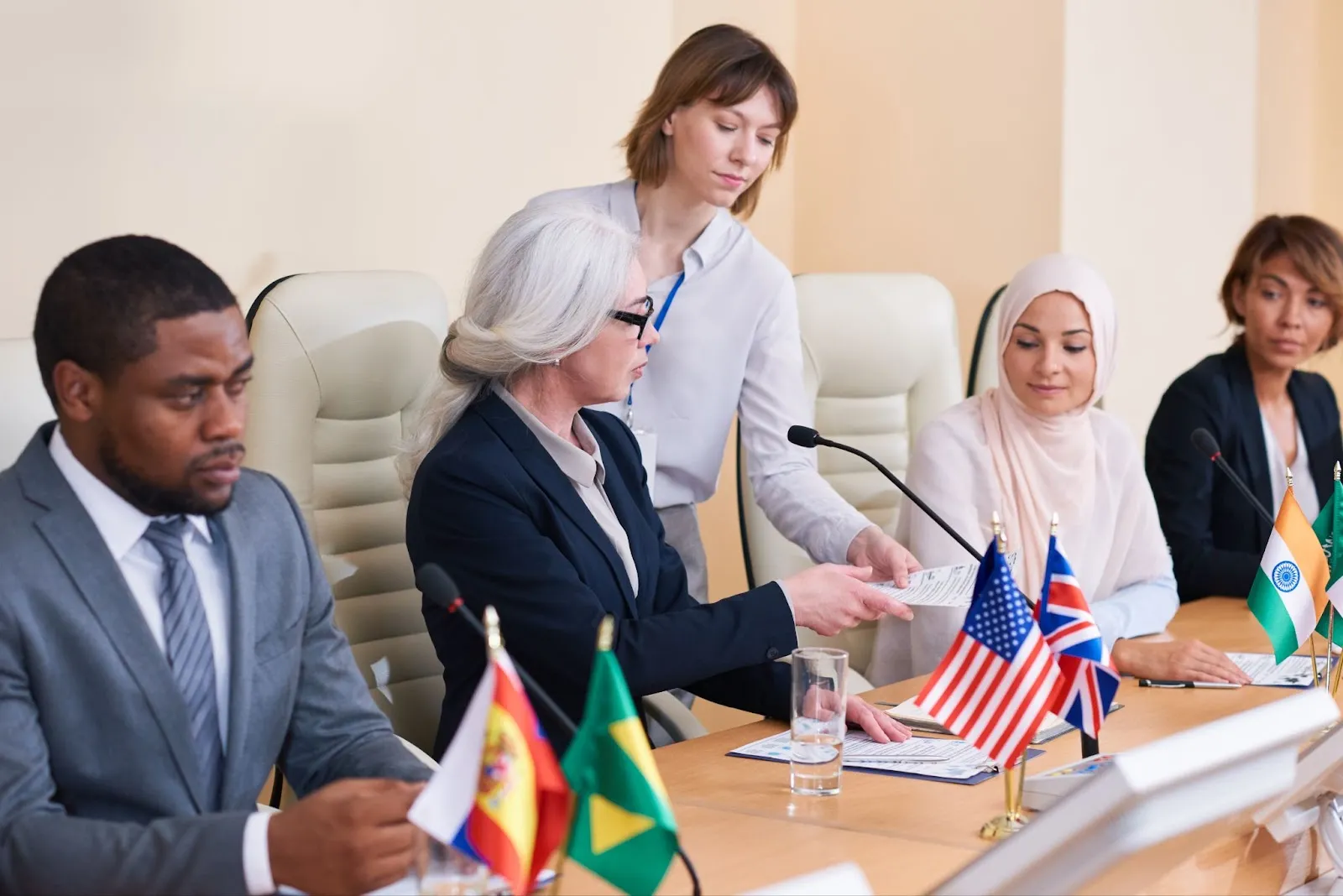 Servicii de traducere și interpretariat Servicii de traducere și interpretariat