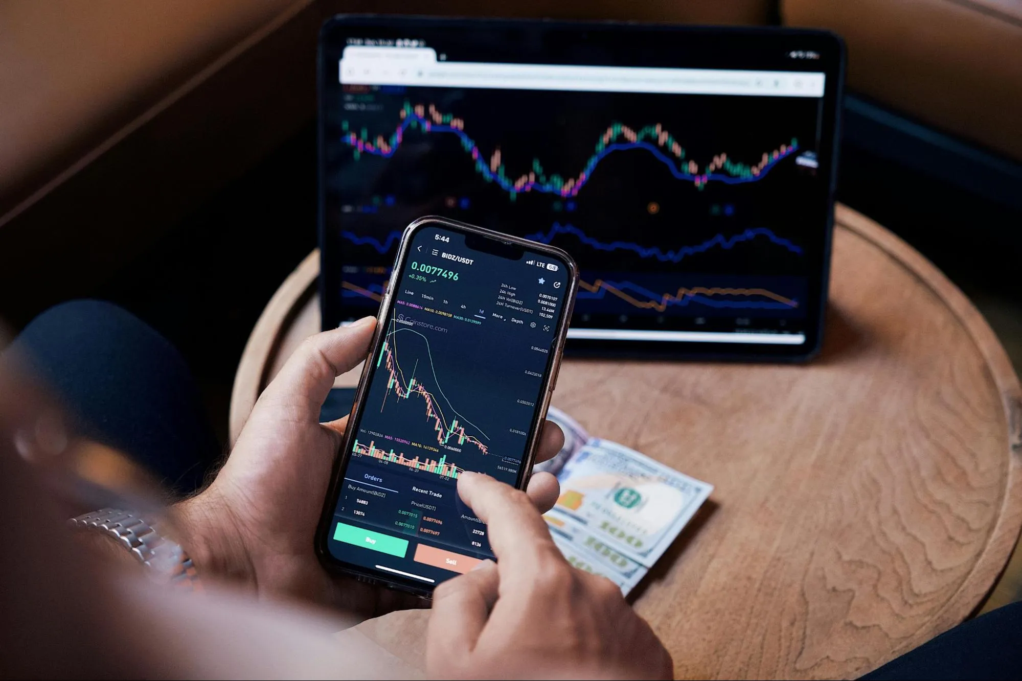 Diferența față de day trading și investiții pe termen lung