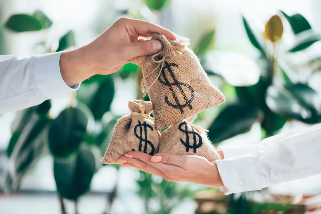 In ce sa investesti sume mici cu risc minim in 2025